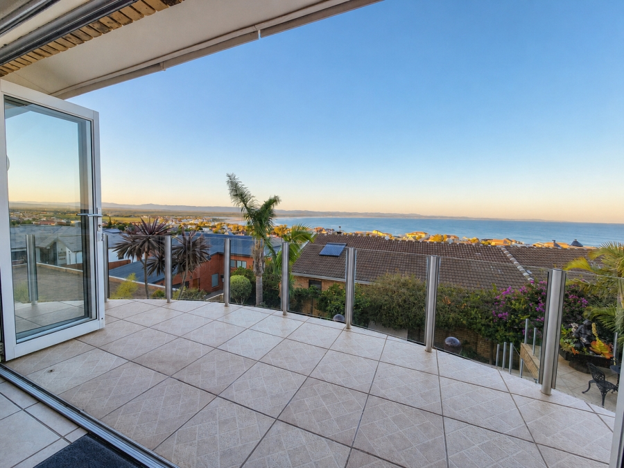 5 Bedroom Property for Sale in Wavecrest Eastern Cape